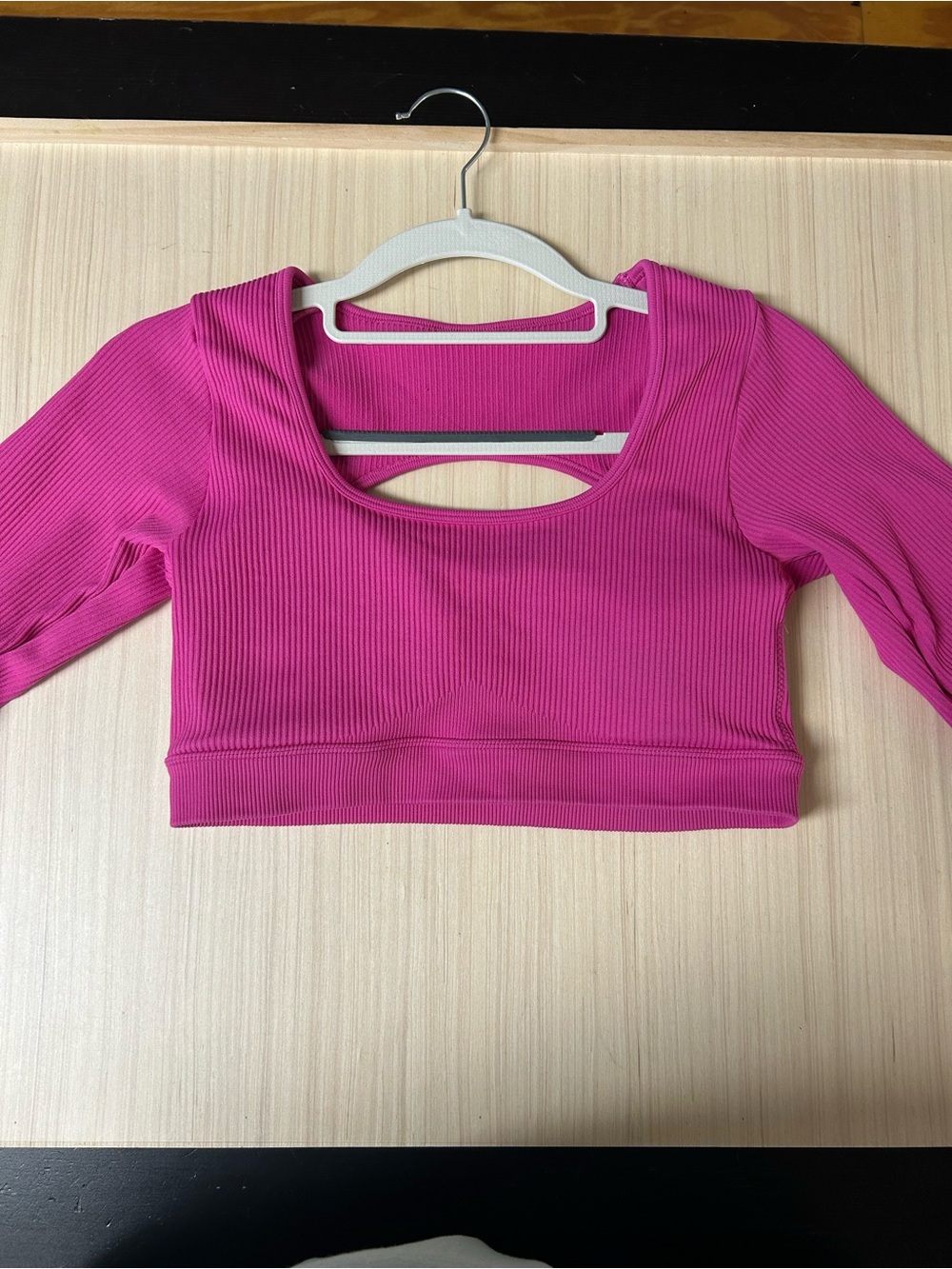 Women’s Size M Hot Pink Ribbed Long Sleeve Open Back Crop Athletic Top